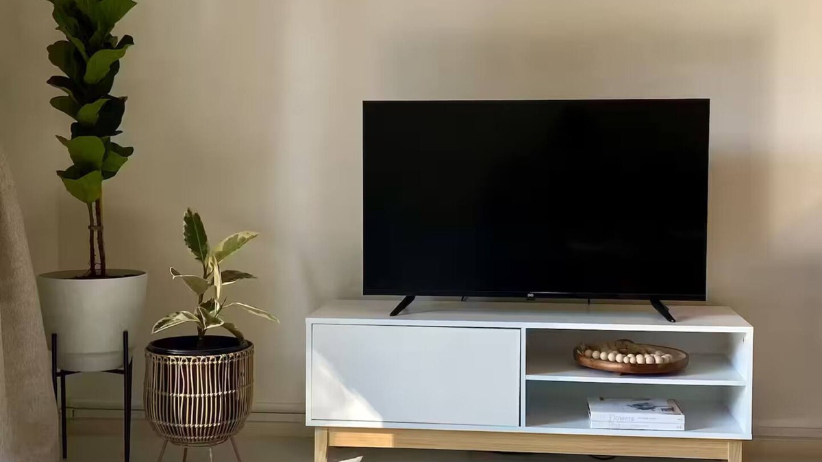 Labrador House | Long stay - townhouse with fully enclosed yard. Close to Surfers shops