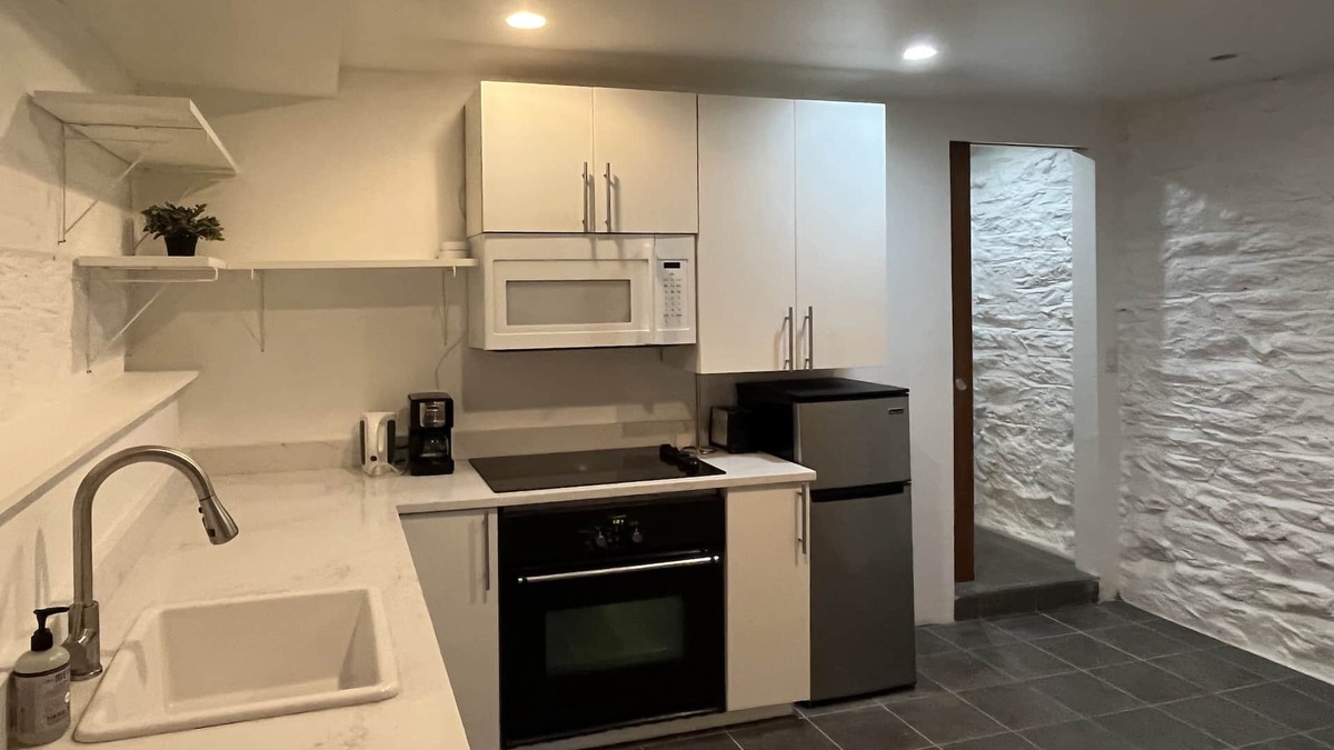 Greenpoint Apartment | Long-term renters welcome (20% discount) 3-room apt in prime area of Brooklyn.