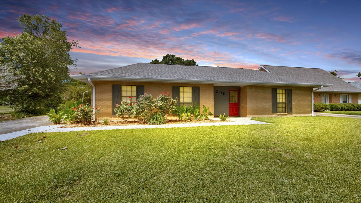 Breaux Bridge House | LONG TERM STAYS, WIFI, 3 BR, 3 ENSUITE BATHROOMS