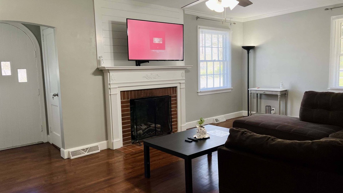 Winston - Salem House | 🧺 Longer Stays Welcomed. I-40, US 52, & Shopping🧺