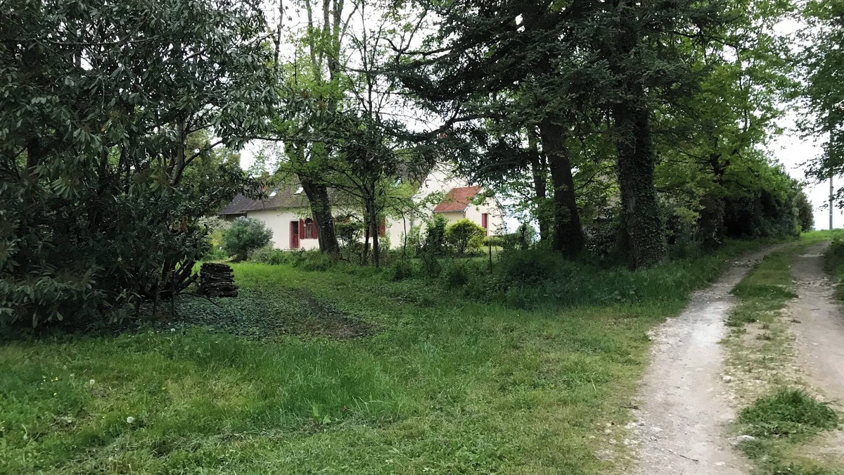 Tendron House | Longère in Berry with swimming pool on the edge of a castle park