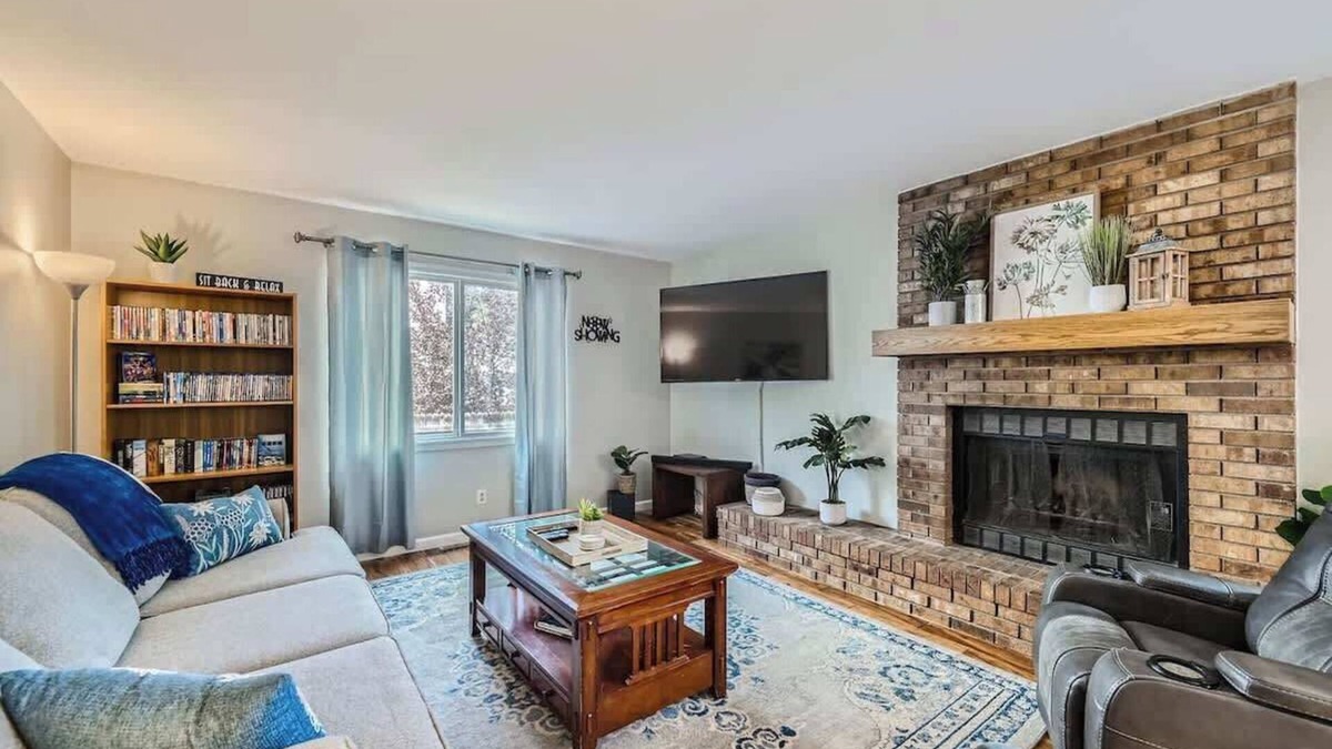 Longmont House | Longmont Gem, Pet & Family Friendly, Home Office, 30 Day