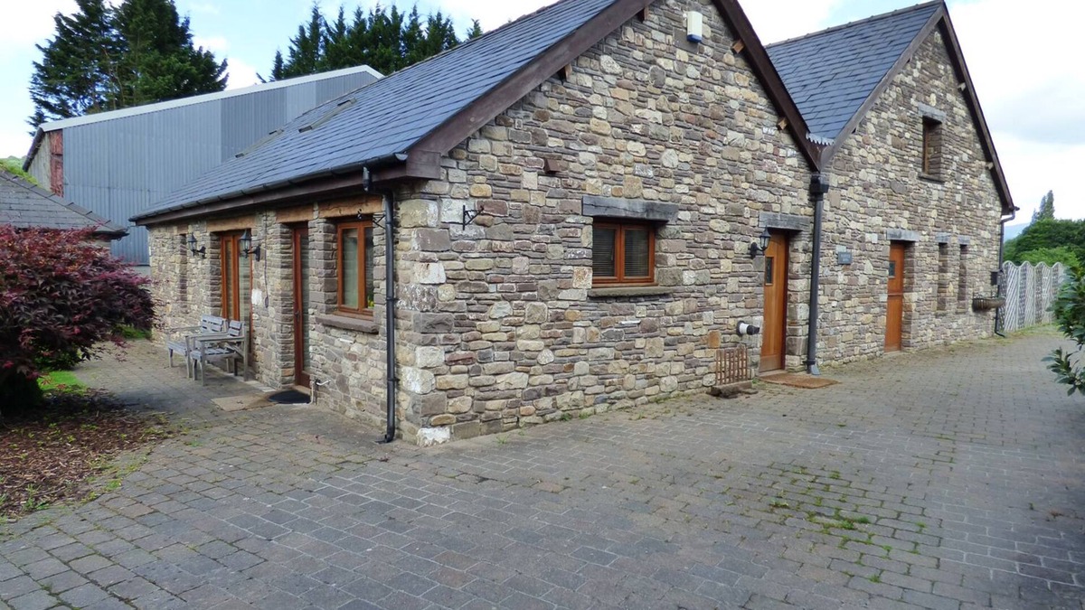 Gilwern Cottage | LONGSIDE, with a garden in Gilwern
