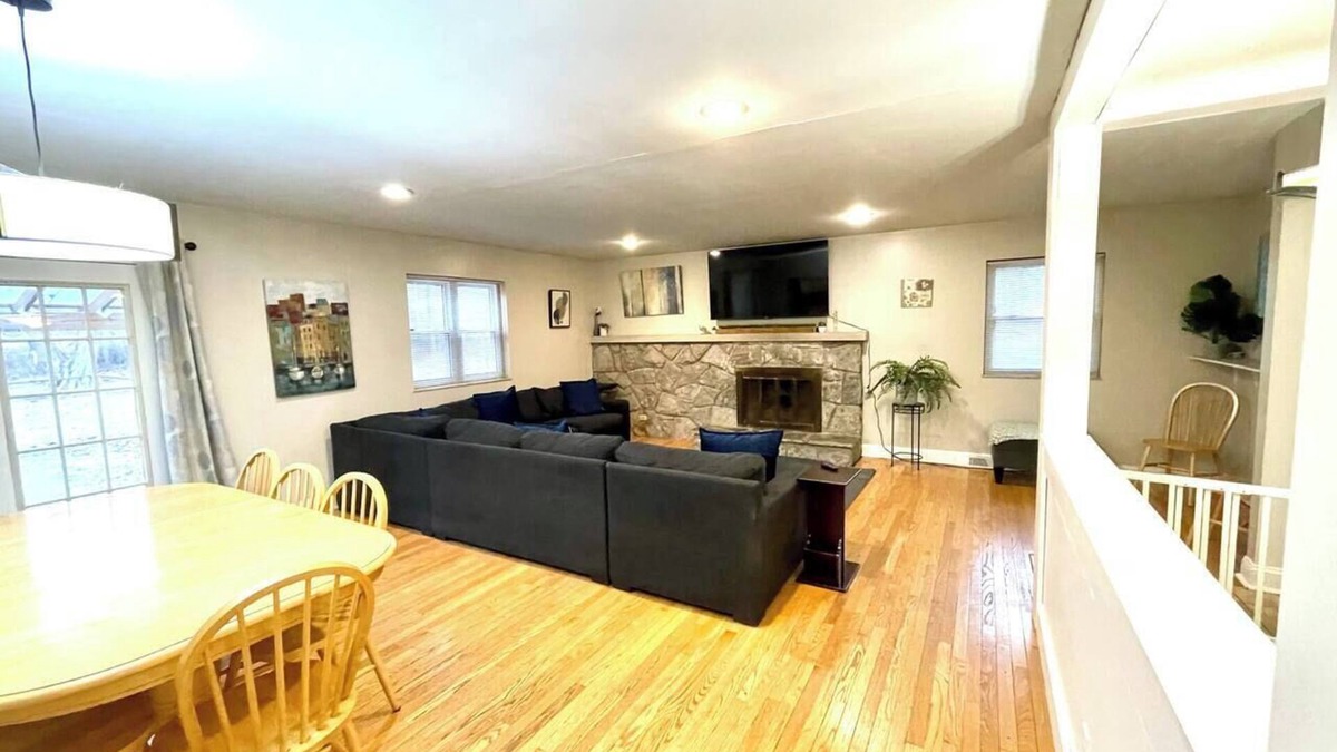 Gahanna House | Longstreth - Large Ranch - Pool Table