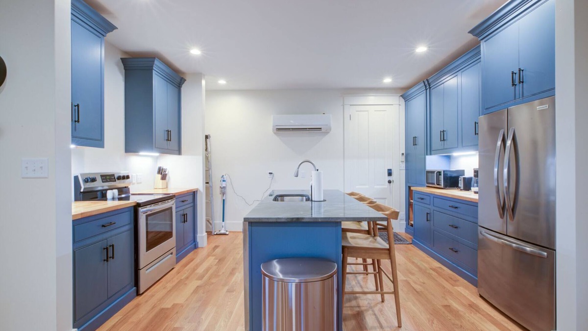 Prospect House | Longterm Stay at a Waterfront Retreat, Louisville
