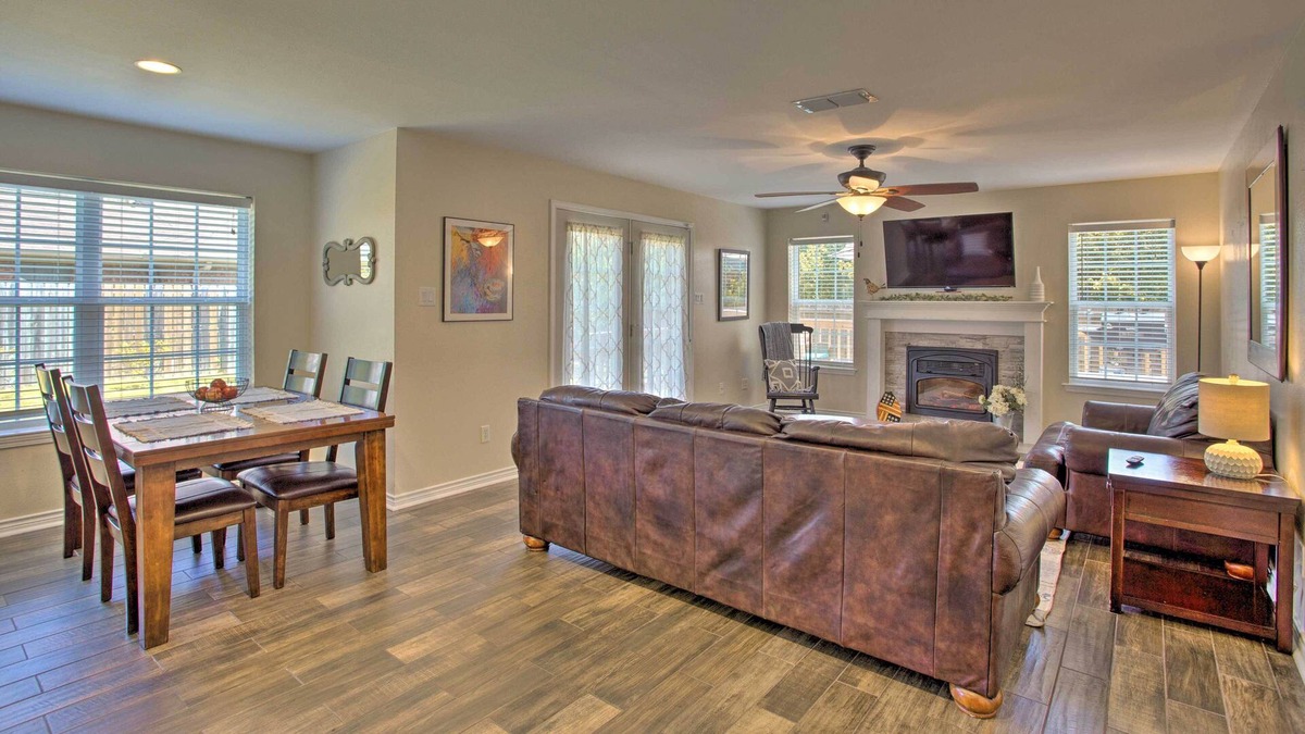 Longview House | Longview Family Home w/ Private Yard, Deck & Grill