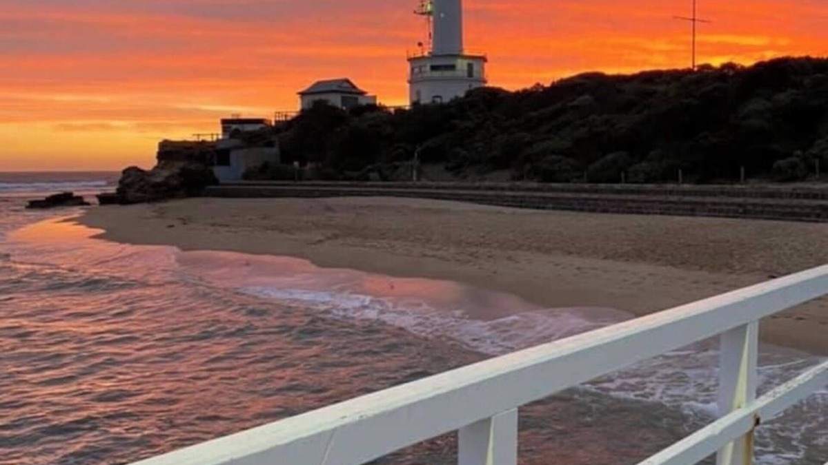 Point Lonsdale Apartment | Lonnie Waves - opposite beach + linen & breakfast included