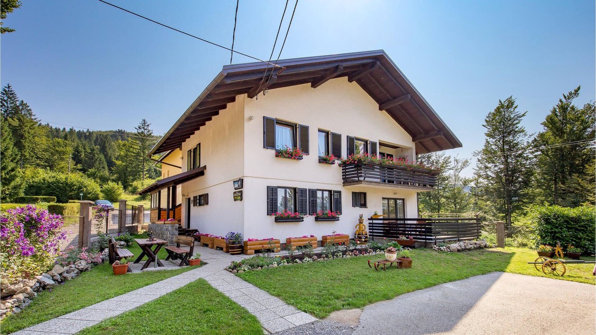 Delnice Apartment | Look forward to a nice vacation in this vacation apartment in a good location close to nature.