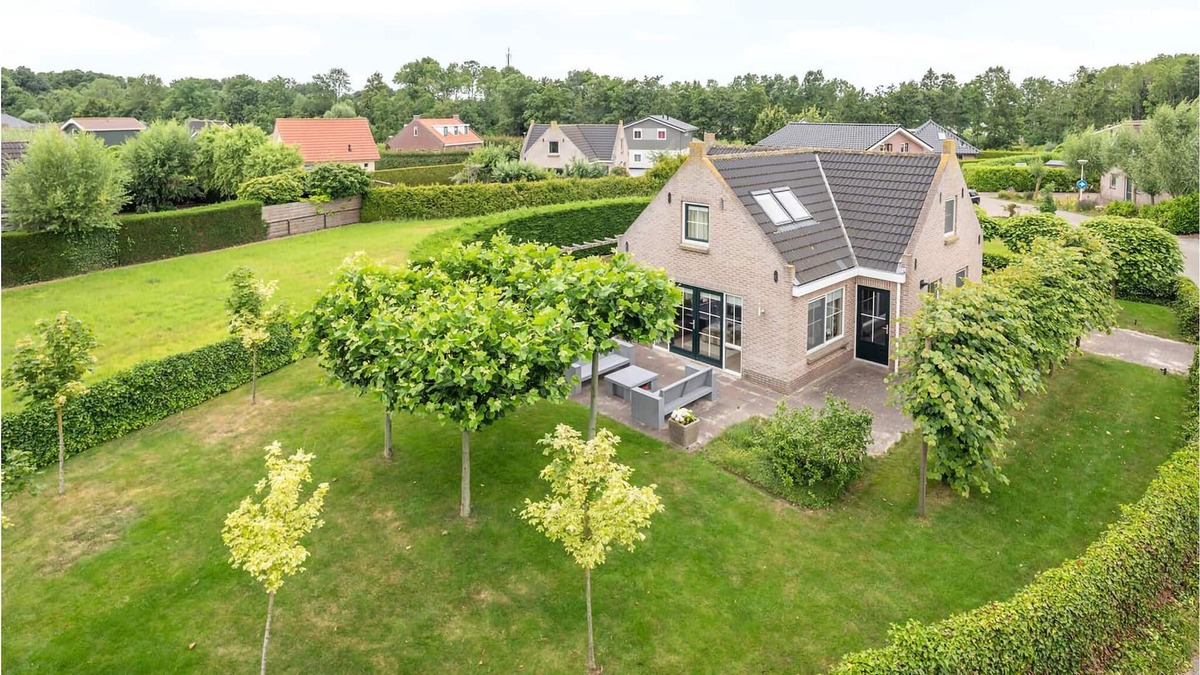 Tzummarum House | Look forward to a vacation in this beautiful vacation home with its own sauna.