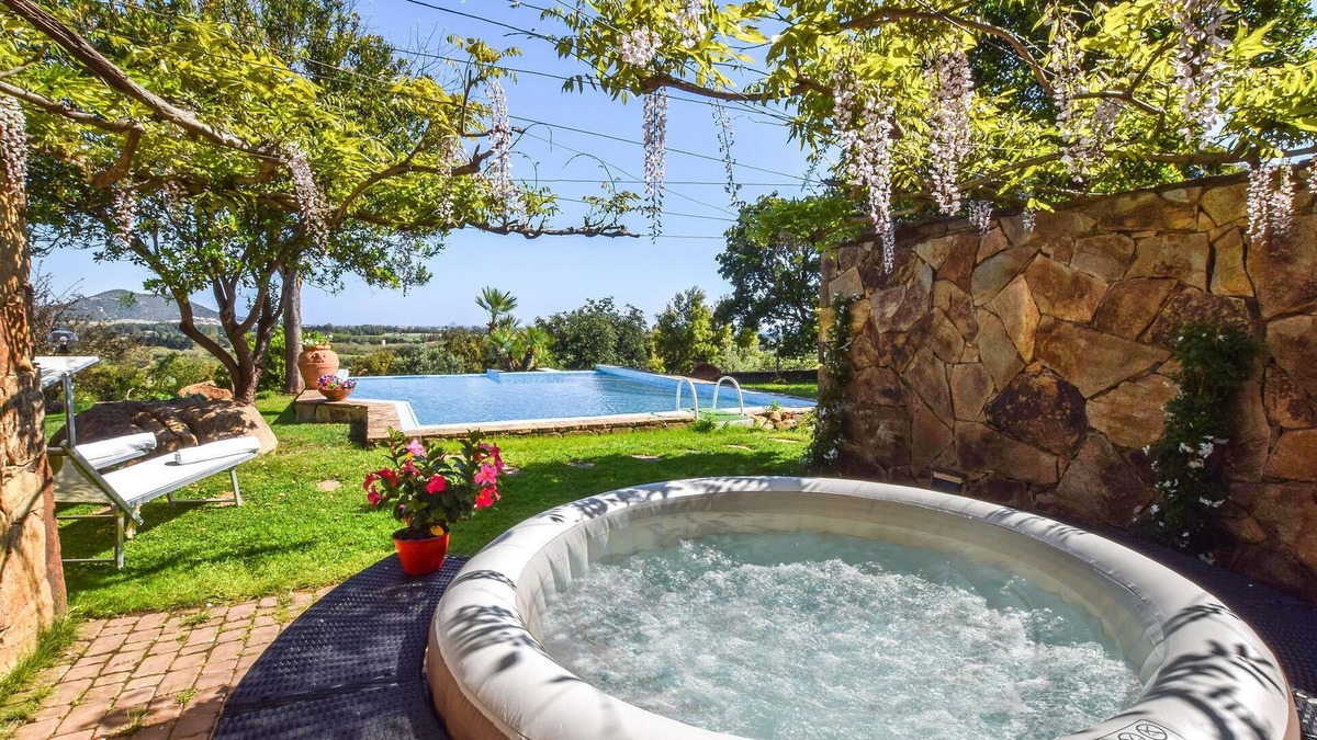 Siniscola House | Look forward to a wonderful holiday in this attractive holiday home with sea view and pool.