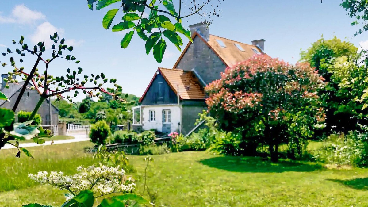 Servon House | Look forward to a wonderful stay in this spacious and cozy vacation home in a rural setting.