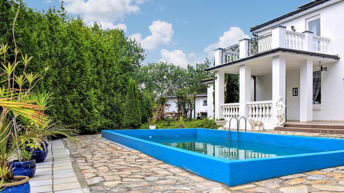 Ustka House | Look forward to a wonderful family vacation in this spacious vacation home with shared outdoor pool