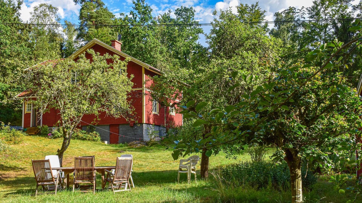 Tving House | Look forward to a wonderful holiday in this attractive holiday home near the lake.