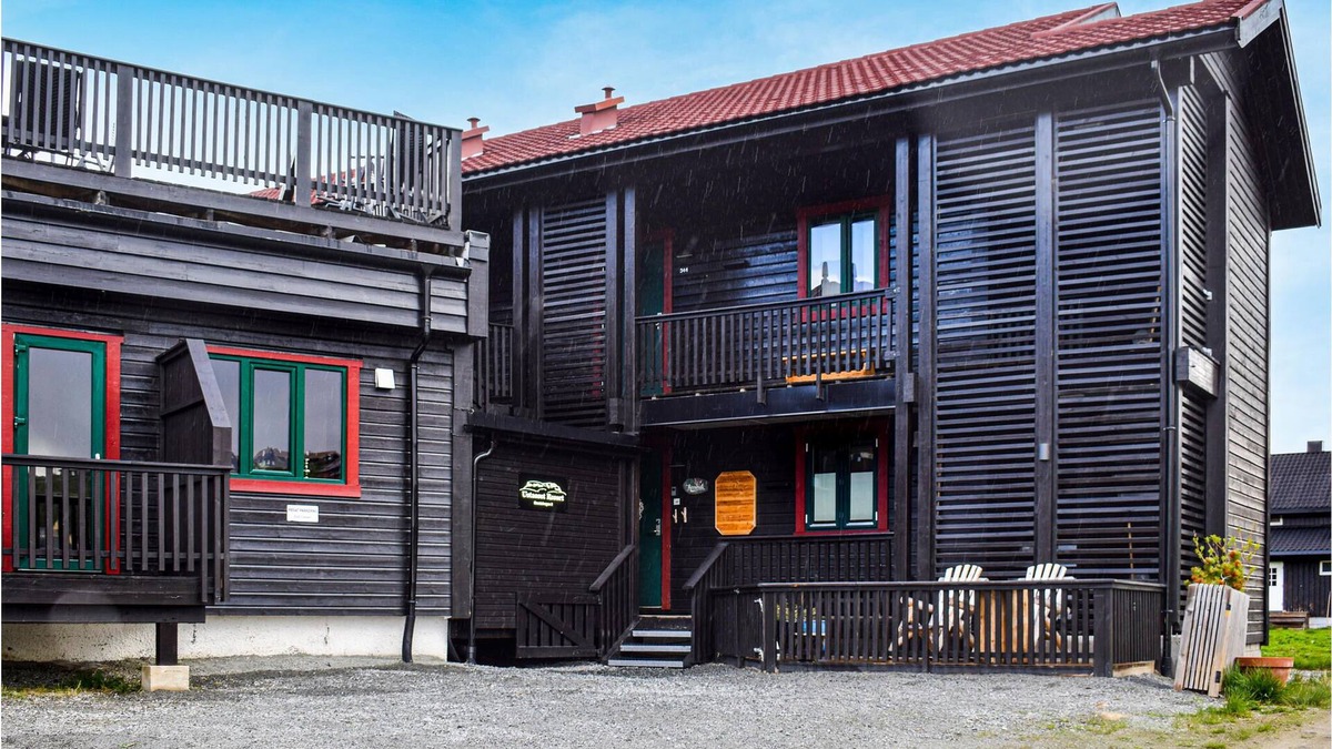 Ustaoset Apartment | Look forward to an enchanting mountain panorama in this cozy vacation apartment.