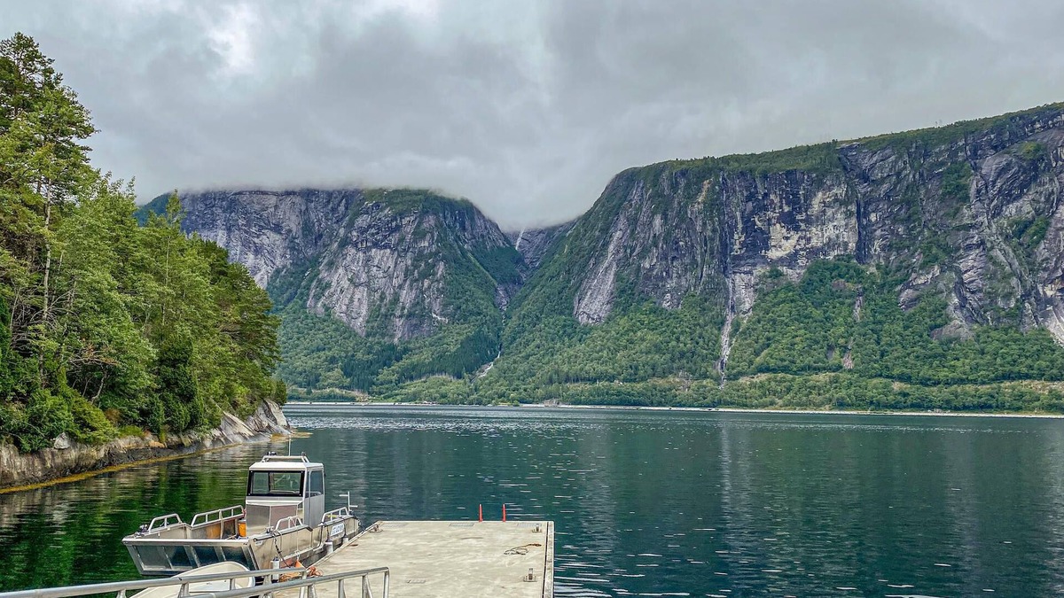 Nesset House | Look forward to this cozy vacation home by the Eresfjord.