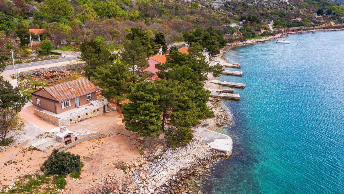 Sibuljina House | Look forward to this practical house by the sea.