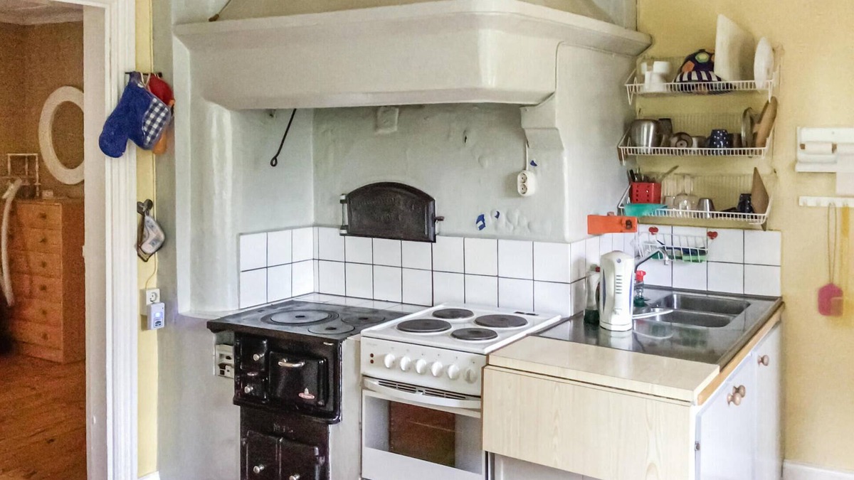 Norrtalje House | Look forward to this inviting vacation home with a large garden near the lake