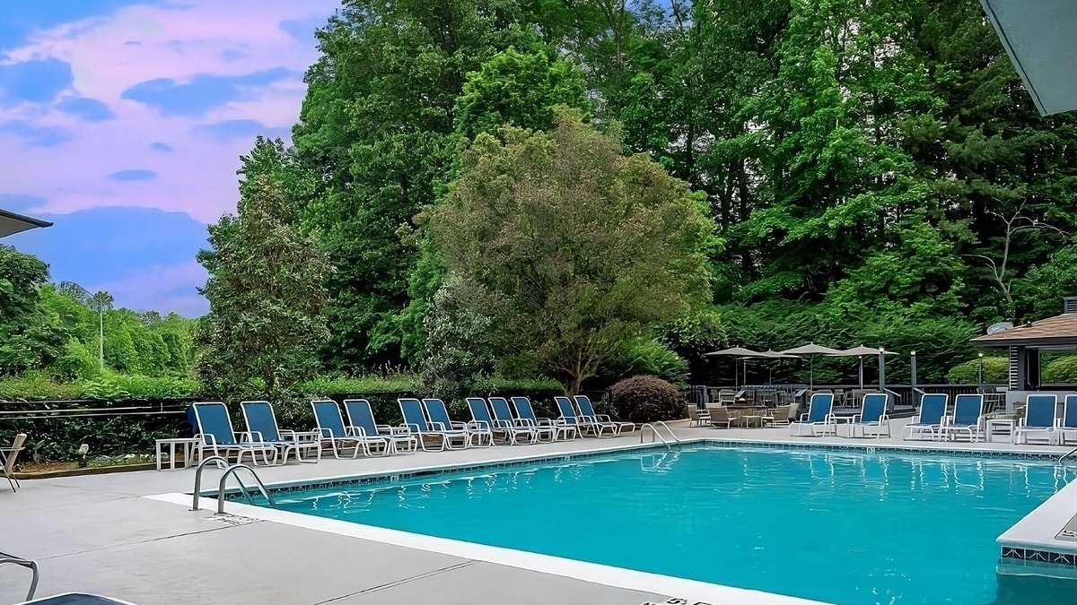 Executive Park Hotel | Look No Further! Stay Close to Mallard Creek Greenway! Parking, Pets Allowed