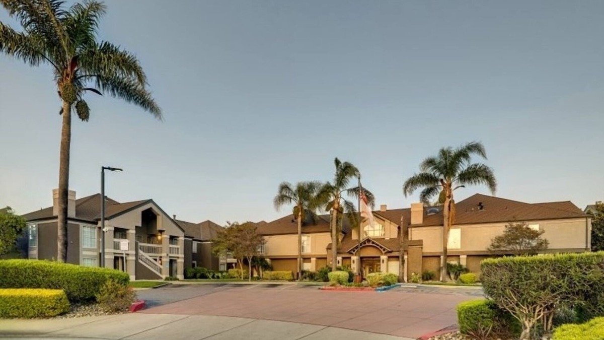 Sunnyvale Hotel | Look No More! 2 Comfortable 2BR Suites, Outdoor Swimming Pool, Pets Allowed!