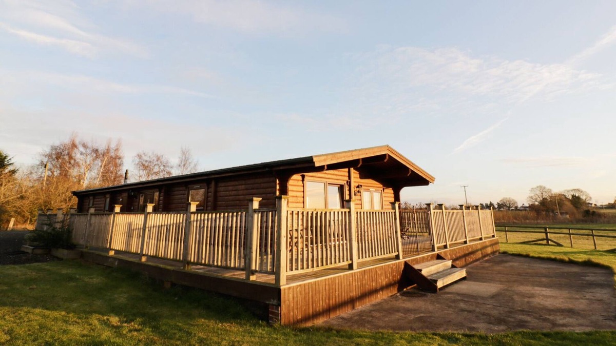 Grimley Cabin | LOOK OUT LODGE, pet friendly, with a garden in Hallow