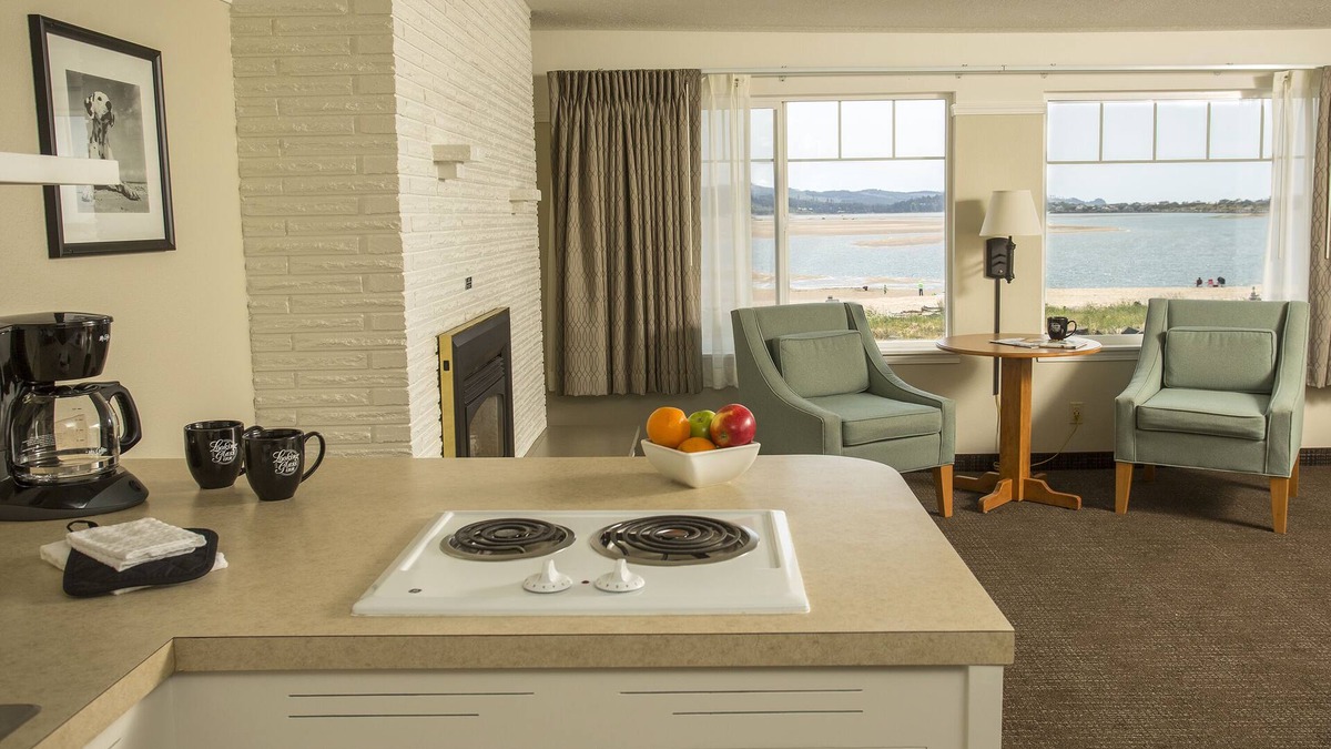 Lincoln City Hotel | Looking Glass Inn