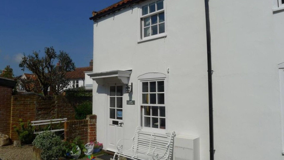 Southwold Cottage | Loom Cottage, Central SouthWold, Pet Friendly & Parking (Sleeps 4, 2 Bedroom)