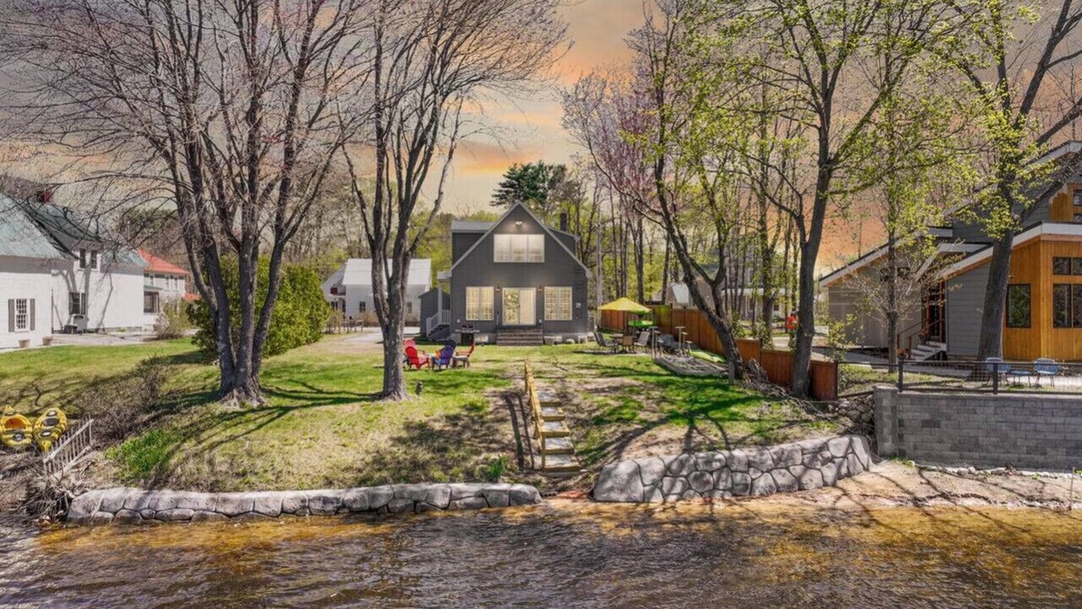 Conway House | Loon's Lookout | Relaxing Waterfront Retreat