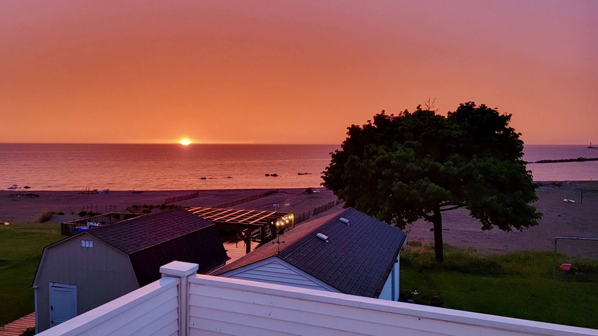 Lorain House | Lorain Lighthouse Beachfront House