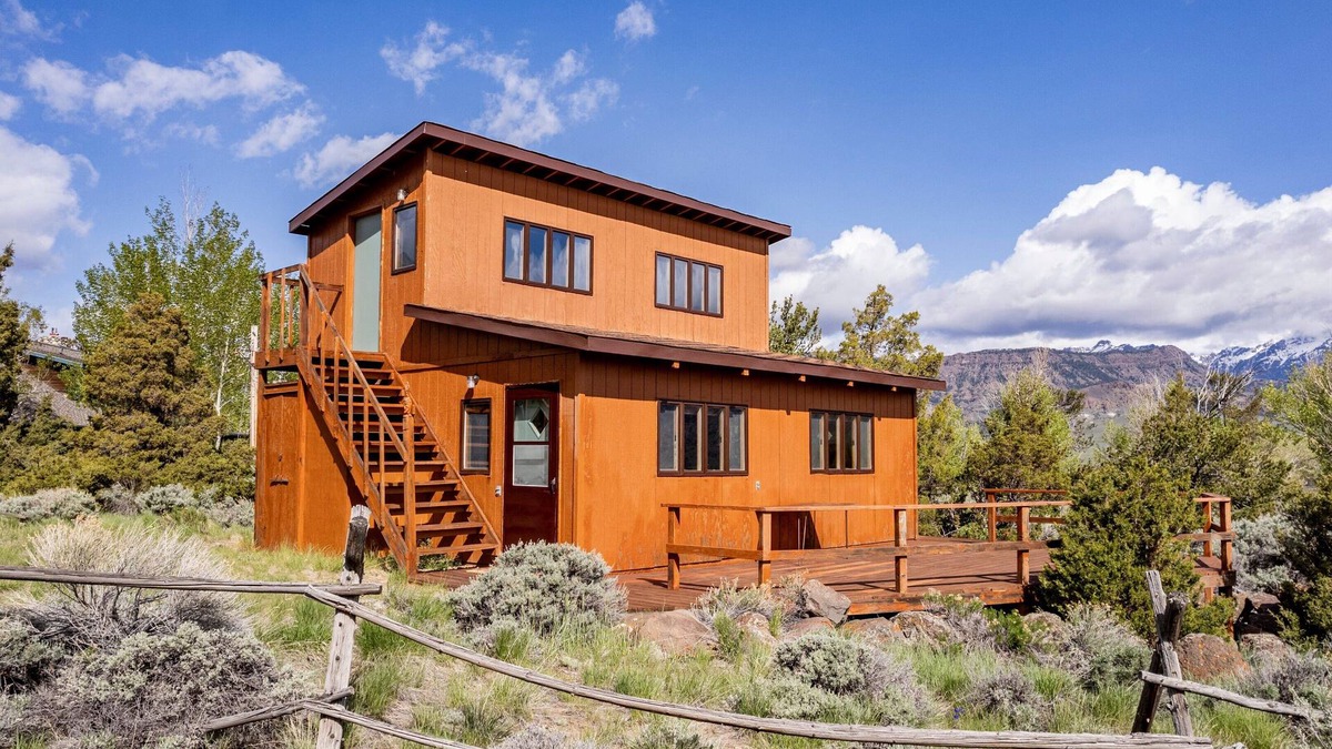 Wapiti Cabin | Loren's Lookout- pet friendly, on the way to Yellowstone National Park