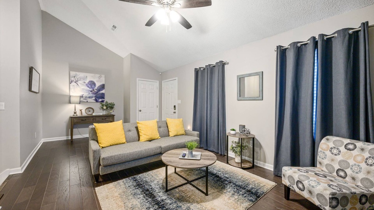 Cartersville House | Lots of Hot Spots & Activities Near This Townhome