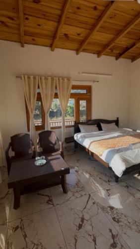 Naukuchiyatal Hotel | Lotus Lake View Inn