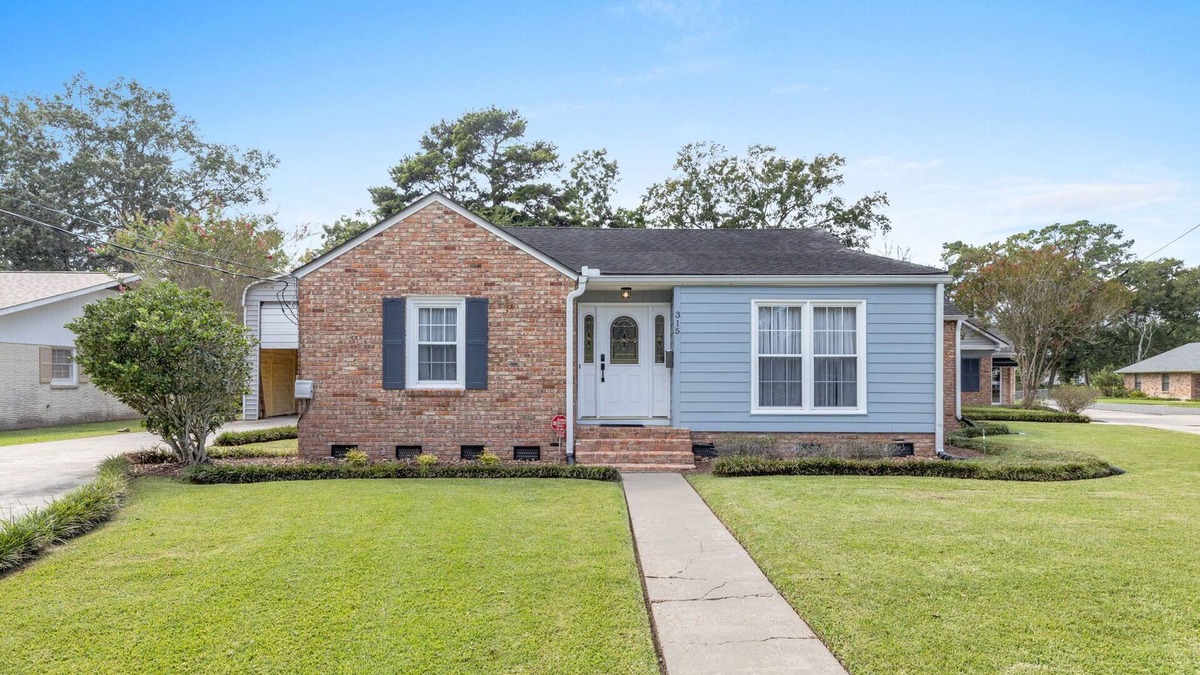 Church Point House | Lou Wilda House is a charming 3 bedroom home with a cozy back patio.