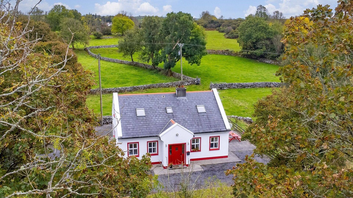 Neale Ski Chalet | Lough Mask Fishing Cottage - For family or groups