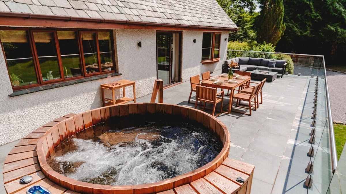 Ambleside Villa | Loughrigg Cottage -private house with a hot tub