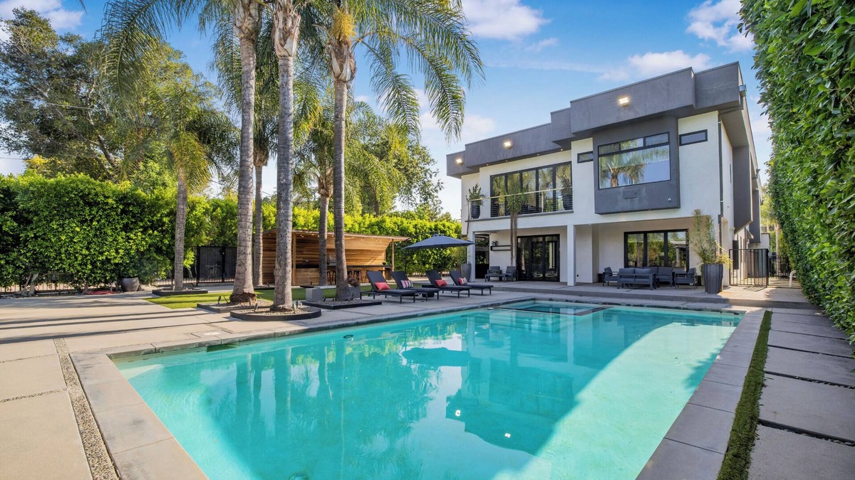Encino House | Louise Modern - Luxury Smart Estate in Encino w/Pool, Gym & Spa