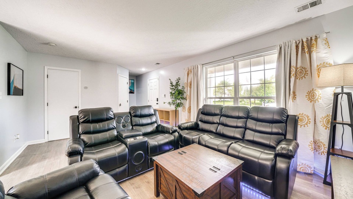 Highview House | Louisville Home w/Large Yard: 15 Mi to Downtown!