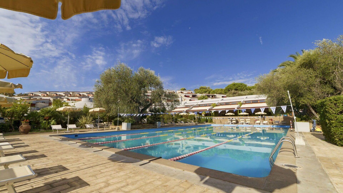 Castiglione della Pescaia House | Lovely apartment in villa for 4 guests with pool, A/C, WIFI, TV, terrace and pets allowed
