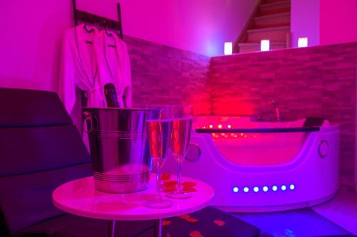 Le Puy-en-Velay Apartment | Love Room - Suite romantique avec spa privatif