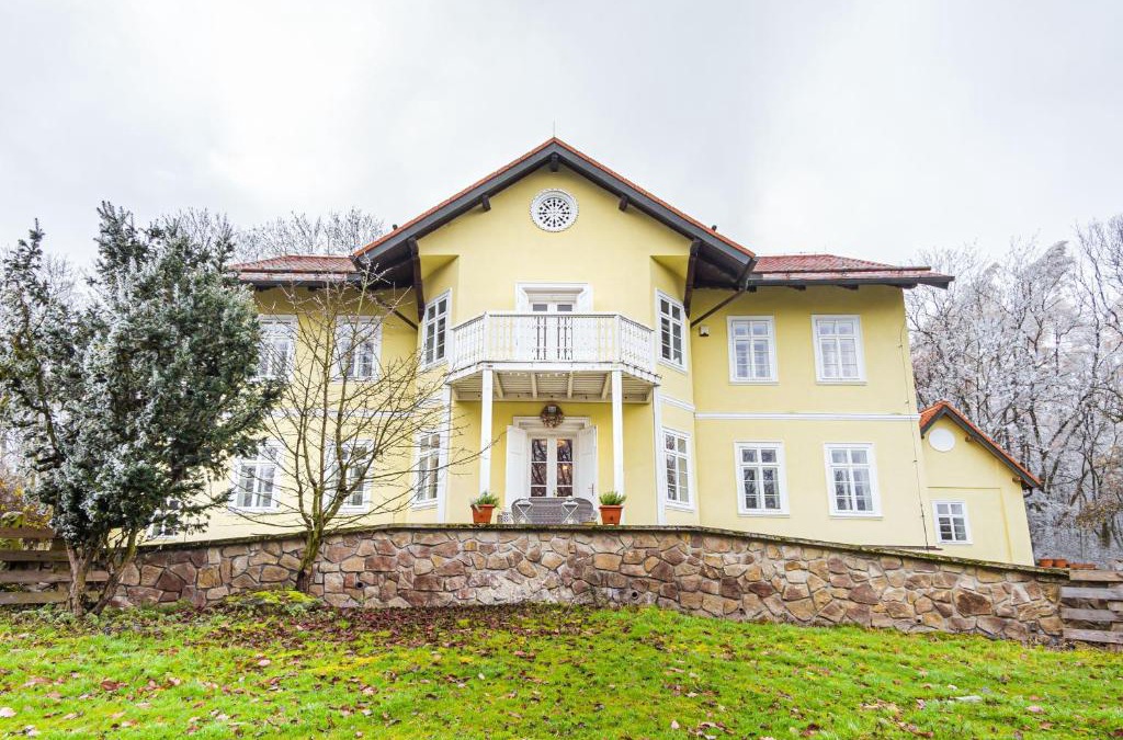 Zalany Villa | Lovecký zámeček pod Milešovkou