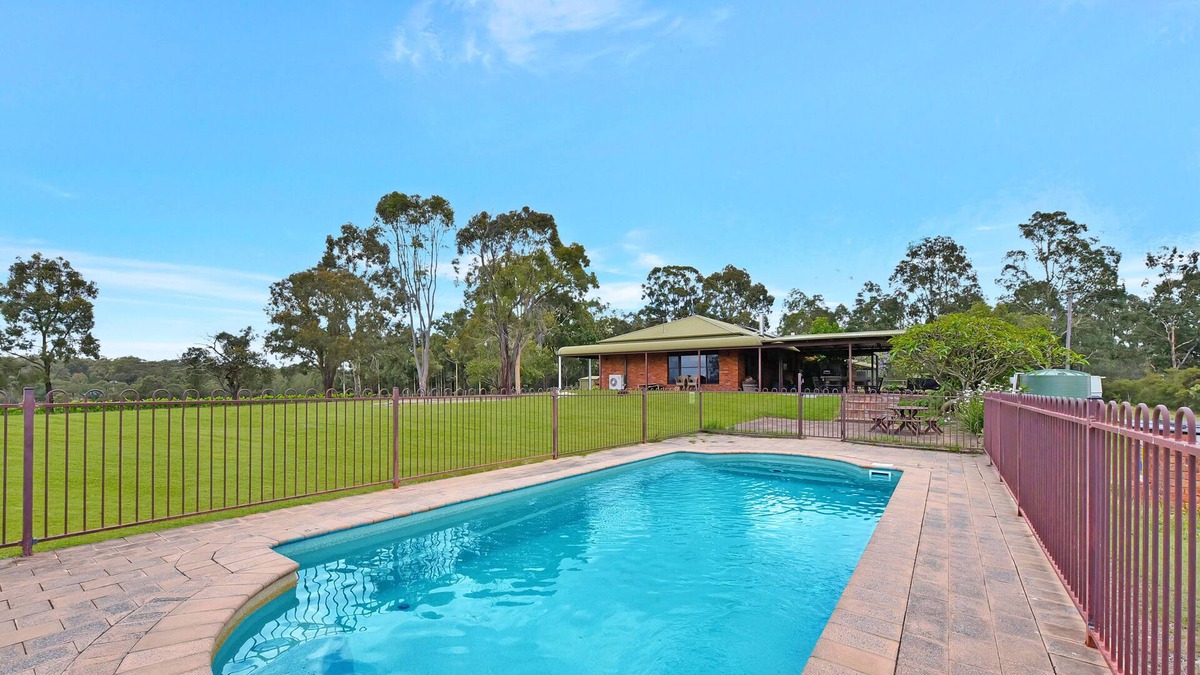 Lovedale House | Lovedale Pet/Family Friendly Homestead Pool Fireplace Wifi BBQ