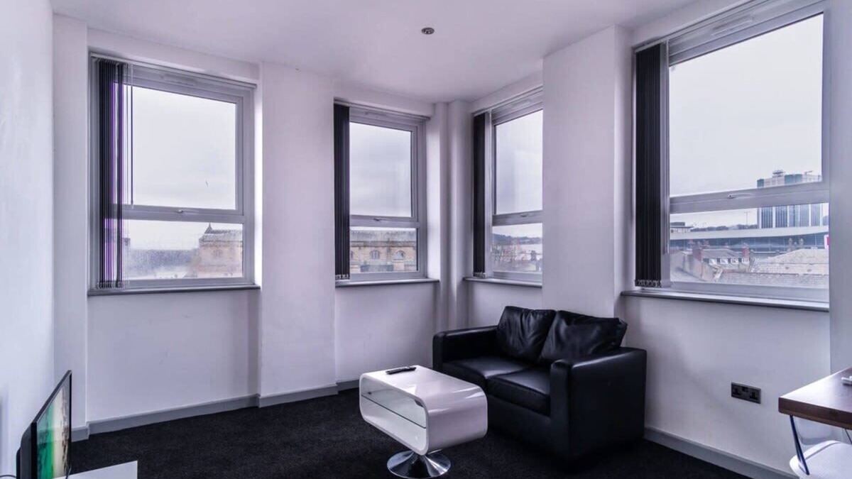 Blackburn Apartment | Lovely 1 Bed Flat in Central Blackburn w Views
