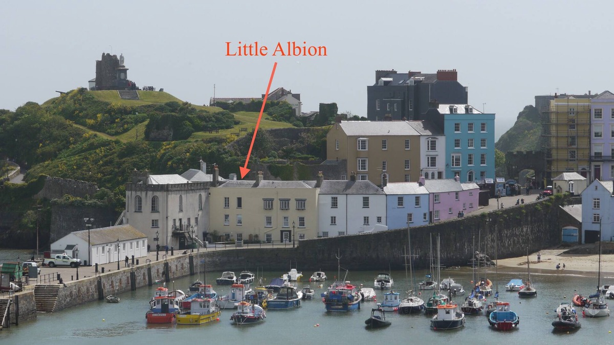 Tenby Apartment | Lovely 1 bed flat with Parking. Stunning uninterrupted harbour views. Central.