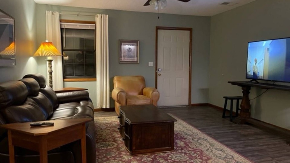 Cullman Apartment | Lovely 1 Bedroom Apartment with front door parking.