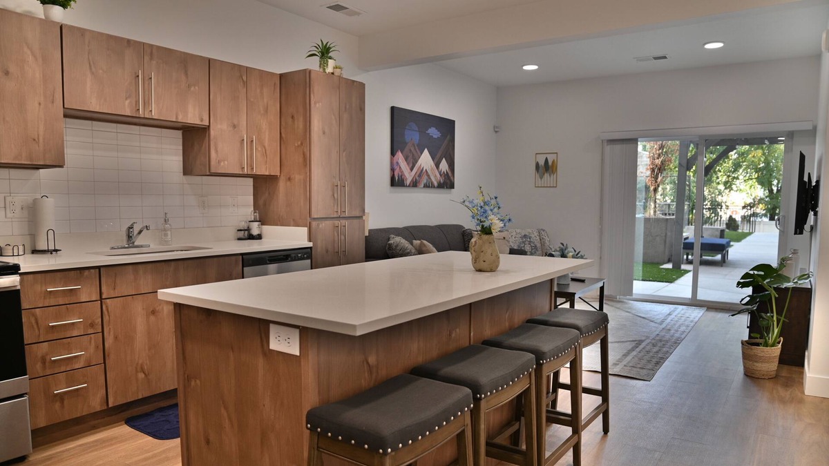 Central Business District Apartment | Lovely 1-bedroom apartment in downtown Provo