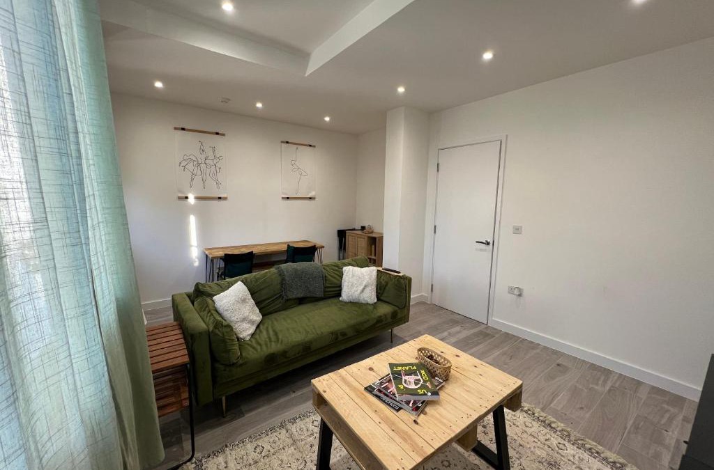 South Acton Apartment | Lovely 1-bedroom flat with Patio