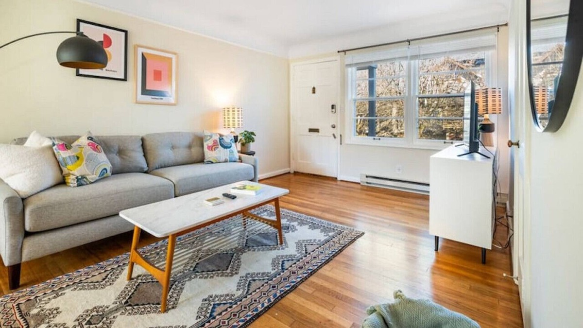 Richmond Apartment | Lovely 1-Bedroom in plex - Walk to Everywhere!