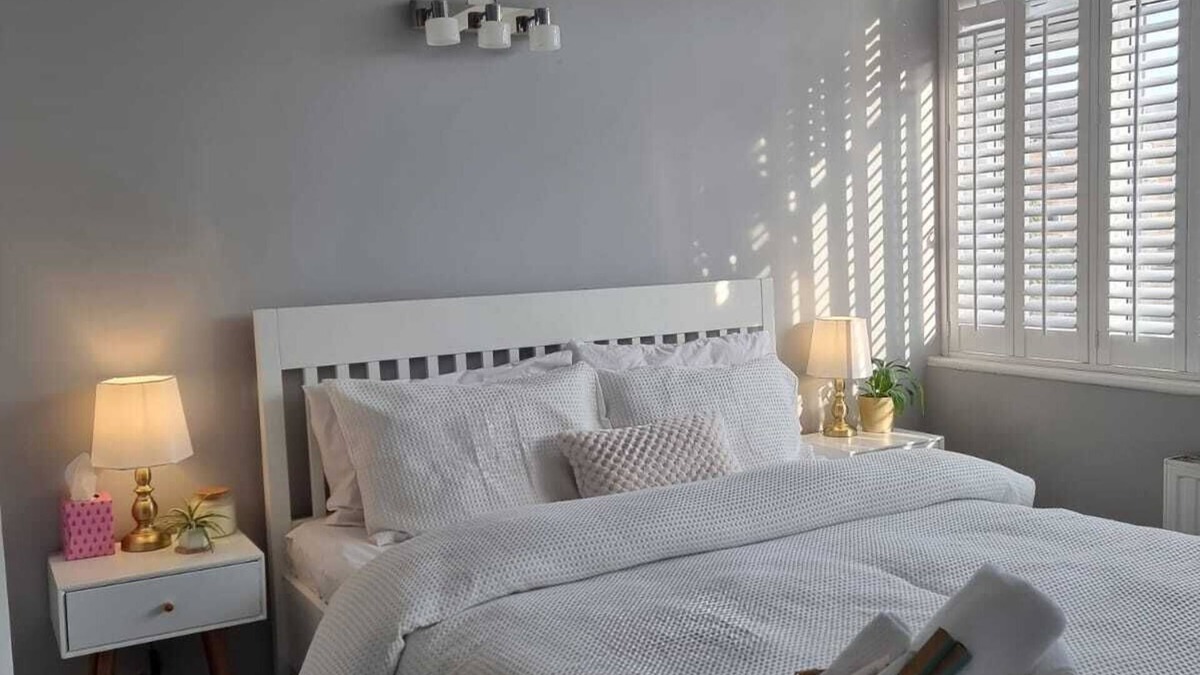 Redbridge Apartment | Lovely 1 bedroom with free parking.