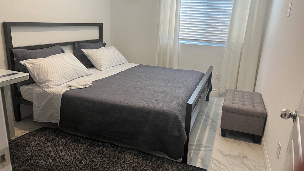 Henderson House | Lovely 1B1B Suite in brilliant Henderson