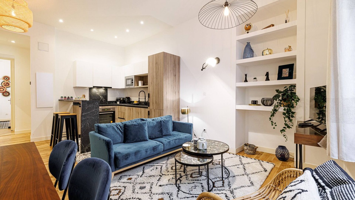 Carabacel Apartment | Lovely 2 Bdr Heart of the Old Town