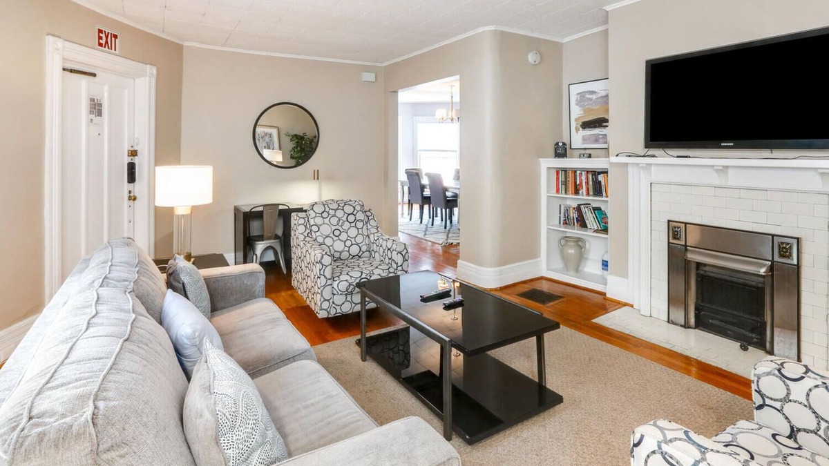Buffalo Apartment | Lovely 2 Bdrm Apartment on Bidwell Pkwy off Elmwood - 2nd Floor